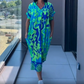 👗 60% RABATT! 🌸 Elegant V-halsad Klänning med Tryck för Kvinnor – Flytande Tyg, Smickrande Passform & Perfekt för Våren ☀️
