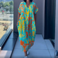 👗 60% RABATT! 🌸 Elegant V-halsad Klänning med Tryck för Kvinnor – Flytande Tyg, Smickrande Passform & Perfekt för Våren ☀️