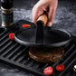 🥩 50 % RABATT NU! 🔥 Gjutjärnspress för biff & hamburgare med trähandtag – jämn värmefördelning, perfekt för grillning 🍔