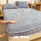 🛏️ 50 % RABATT NU! 🧵 360° elastiskt stickat lakan – omedelbar värme & 3D-präglad design för madrasser upp till 30 cm 🧶