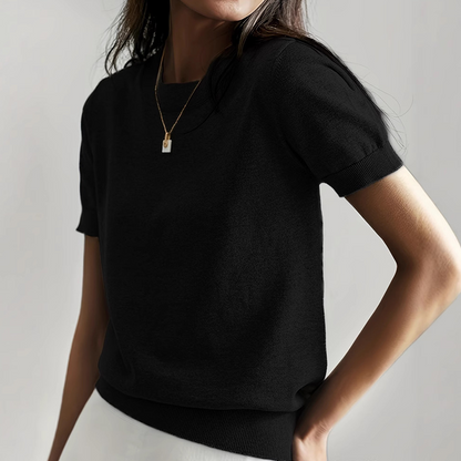 Stickad damtopp med rund halsringning och korta ärmar