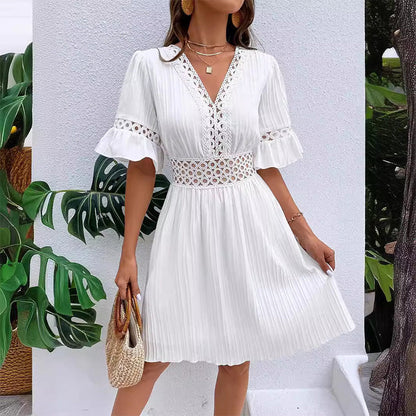 🏖️ 50% RABATT NU! 👗 Elegant Spetsklänning med V-ringad Hals, Veckad Design & Volangärmar – Perfekt för Sommarsemestern 🌺