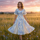 👗 50% RABATT NU! 🌸 Eterisk Klockklänning med Vingarmer – Fyrkantig Ringning, Insnörd Midja & Vintage Blommönster 🦋