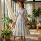 👗 50% RABATT NU! 🌸 Eterisk Klockklänning med Vingarmer – Fyrkantig Ringning, Insnörd Midja & Vintage Blommönster 🦋