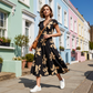 👗 50% RABATT NU! 🌸 V-ringad Klänning med Volanger & Tryck – Smickrande Passform & Flödande Fall ☀️