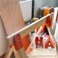 🛠️ 50 % RABATT NU! 🔧 Kraftig sågbockfäste med nedåtgående klämma – förstärkt design, halksäkra tänder & snabb montering ✨