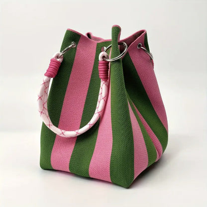 👜 50% RABATT NU! 🧶 Randig Stickad Hinkväska – Chic Rep Handtag & Snap Låsning – Rymlig & Lättviktig – Perfekt Semester Tillbehör 🏖️
