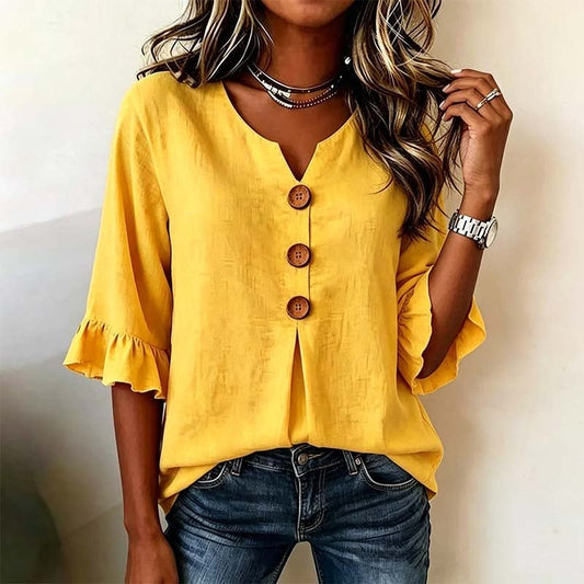👚 50% RABATT NU! ✨ Damblus med V-ringning, Volangärmar & Träknappar – Bohemisk Charm & Mjuk Komfort – Perfekt för Sommar & Vardag 🌸