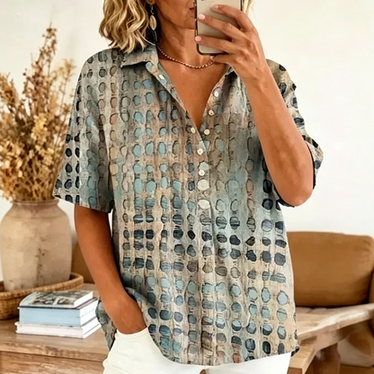 👚 50 % RABATT NU! 🌸 Sommarblus med krage för dam – abstrakt mönster, ledig passform & luftig – lätt, andas bra & perfekt för varma dagar ✨