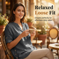 👚 50% RABATT NU! 🌿 Avslappnad V-ringad Blus – Uppvikta Ärmar & Sidoslits – Lätt & Ledig för Sommaren ☀️