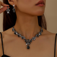 📿 50 % RABATT NU! ✨ Set med halsband och örhängen med glittrande droppformade hängsmycken – strassdetaljer, matchande design & lätt att bära – perfekt för bröllop och fest 💎