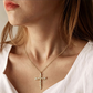 ✝️ 50 % RABATT NU! ✨ Halsband med strålande kors – kubiska zirkoner, blommiga gulddetaljer & tvinnad kedja – perfekt för vardag och fest 💛