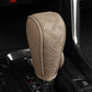 🚗 Köp 1 få 1 Gratis! 💨 Andningsbar universell bilväxelspaksknopp – laserperforerat läder, sval & torr komfort – perfekt för långa körningar och daglig pendling 🔧