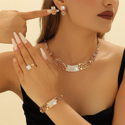 💎 50 % RABATT NU! ✨ Elegant smyckesset med strass, 4 delar – halsband, örhängen, armband & ring – perfekt för bröllop och fester 🎀