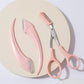 ✂️ 50 % RABATT NU! 👁️ Ögonbrynssax med kam – precisionsdesign, rostfritt stål & ergonomisk – perfekt för enkel och säker trimning 💄