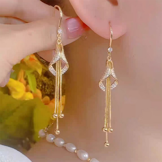 💎 50 % RABATT NU! ✨ Eleganta geometriska örhängen med tofsar – rombform, strass & guld – perfekt för fest och vardag 🎀