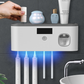 🧴 50 % RABATT NU! 🛡️ Hygienic family toothbrush station with UV light – UV-C sterilisering, automatisk tandkrämsdispenser & borrfri installation – perfekt för badrummet 🏠